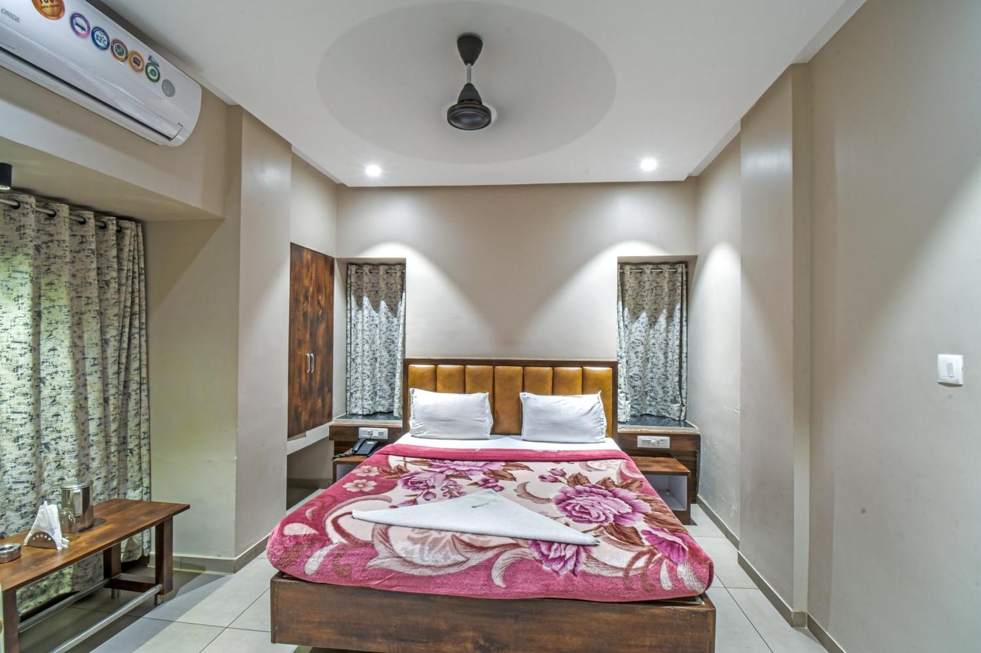 Hotel Vrindavan Deluxe Kolhapur Extérieur photo