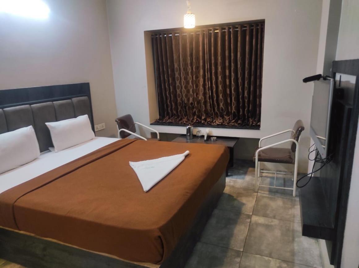 Hotel Vrindavan Deluxe Kolhapur Extérieur photo