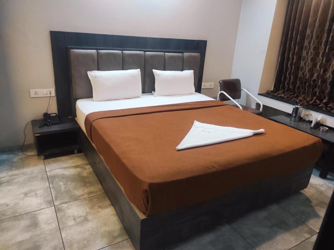 Hotel Vrindavan Deluxe Kolhapur Extérieur photo