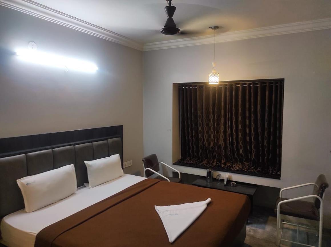 Hotel Vrindavan Deluxe Kolhapur Extérieur photo