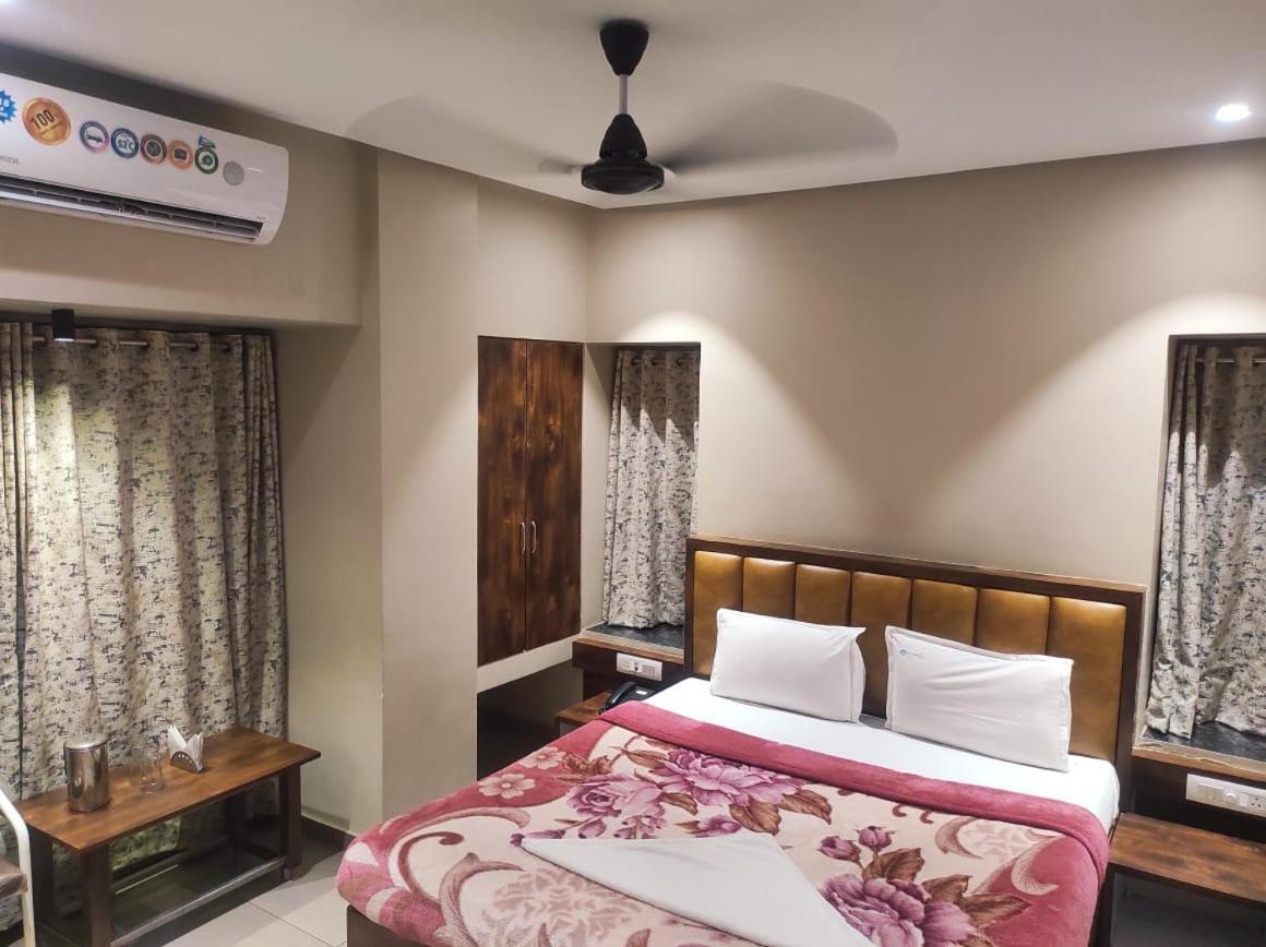 Hotel Vrindavan Deluxe Kolhapur Extérieur photo