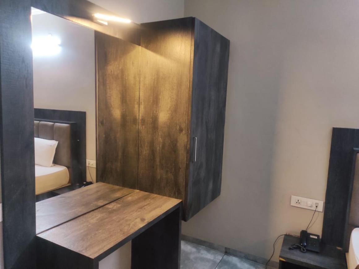 Hotel Vrindavan Deluxe Kolhapur Extérieur photo