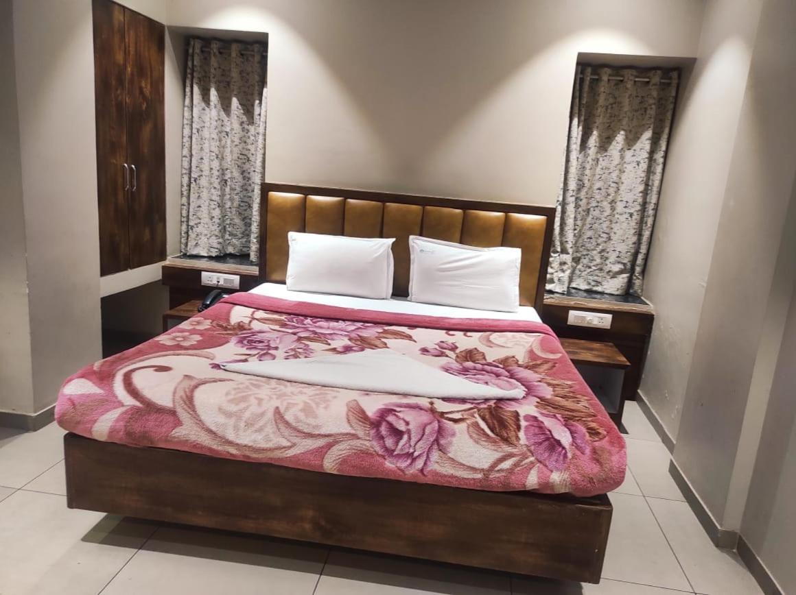 Hotel Vrindavan Deluxe Kolhapur Extérieur photo