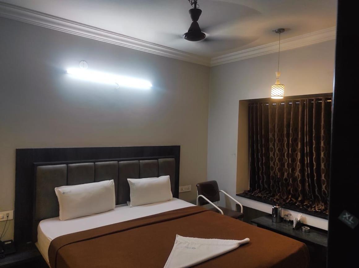 Hotel Vrindavan Deluxe Kolhapur Extérieur photo