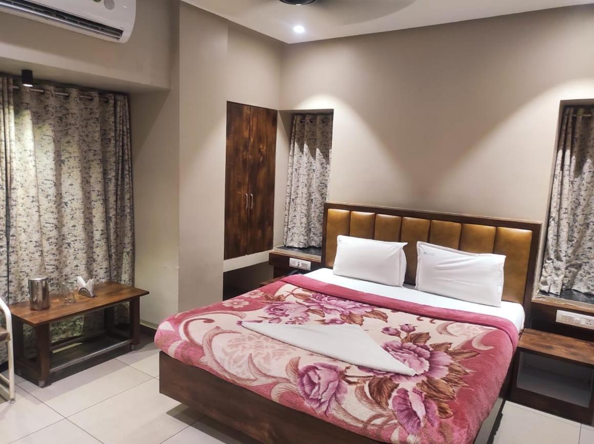 Hotel Vrindavan Deluxe Kolhapur Extérieur photo