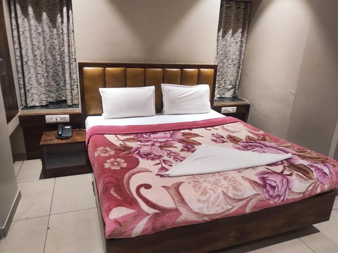 Hotel Vrindavan Deluxe Kolhapur Extérieur photo