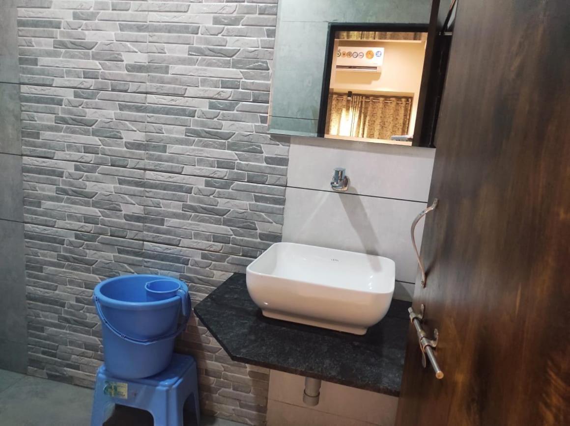 Hotel Vrindavan Deluxe Kolhapur Extérieur photo