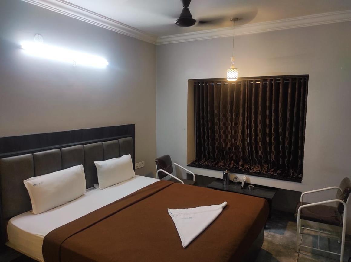 Hotel Vrindavan Deluxe Kolhapur Extérieur photo